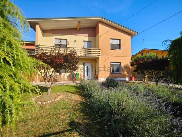 Villetta indipendente in vendita di 270 m² in Via Giacomo Puccini