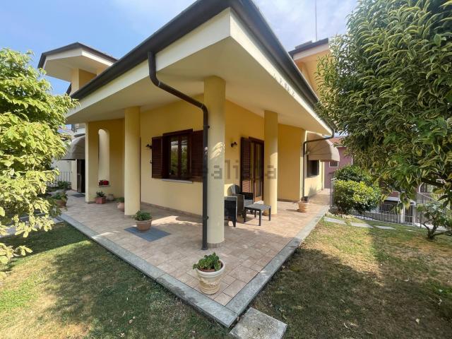 Villetta indipendente in vendita di 270 m² in Via Fiorita, 17