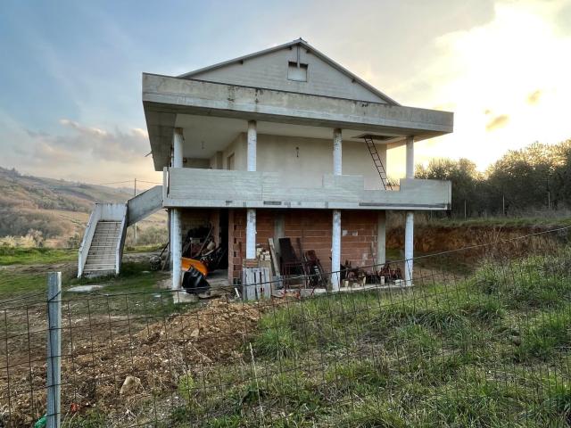 Villetta indipendente in vendita di 270 m² in Via L&apos Aquila