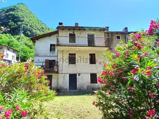 Villetta indipendente in vendita di 270 m² in Via Monte Grappa, 65