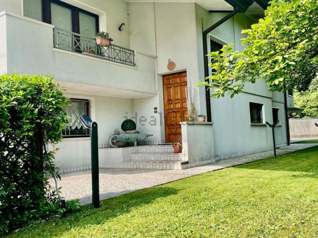 Villetta indipendente in vendita di 270 m² in Via Monte Grappa