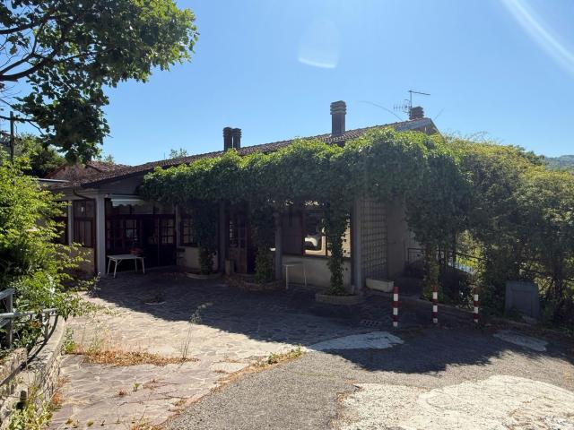 Villetta indipendente in vendita di 270 m² in Via Rimembranze