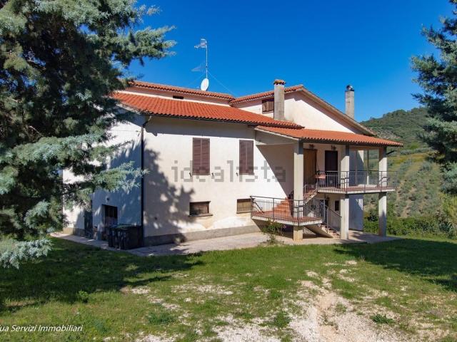Villetta indipendente in vendita di 270 m² in Via Rimembranze, 8