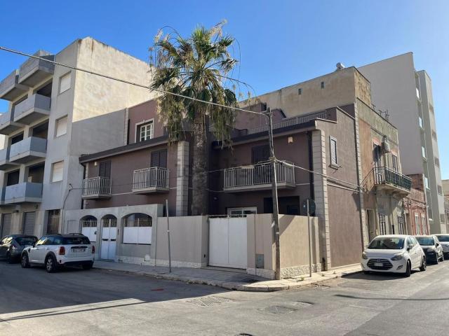 Villetta indipendente in vendita di 270 m² in Via Tripoli, 39
