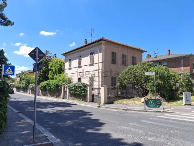 Villetta indipendente in vendita di 270 m² in Viale Giosuè Carducci, 1