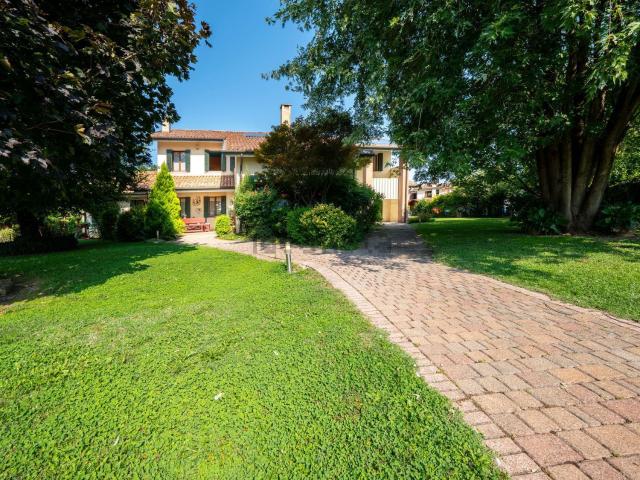 Villetta indipendente in vendita di 271 m² in Via le Basse, 8