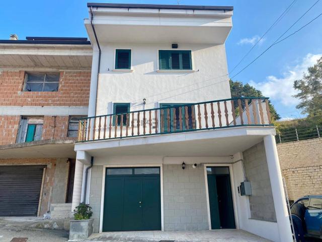 Villetta indipendente in vendita di 272 m² in Via Giacomo Strizzi