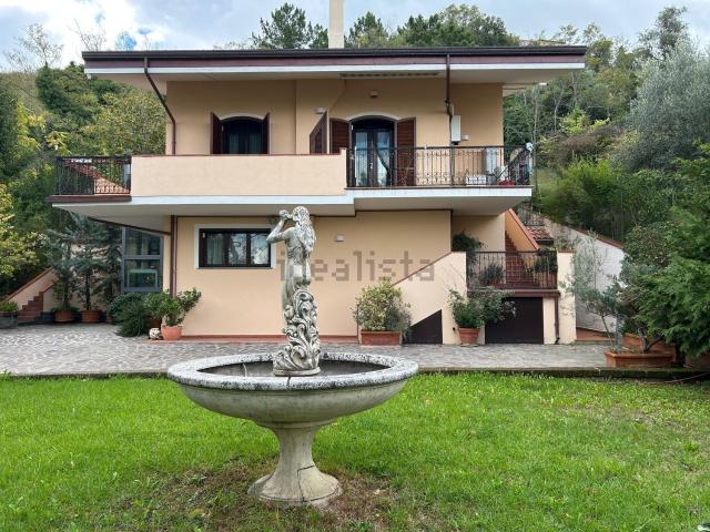 Villetta indipendente in vendita di 272 m² in Via Perugia, 6
