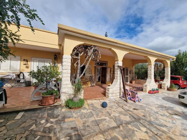 Villetta indipendente in vendita di 272 m² in Contrada Fascianello, 37
