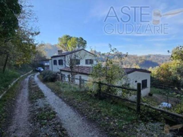 Villetta indipendente in vendita di 272 m² in Frazione Sappanico, 144