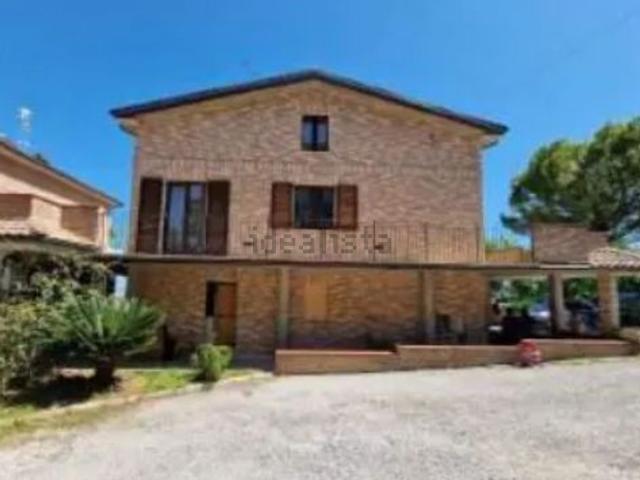 Villetta indipendente in vendita di 272 m² in Strada Veregrense