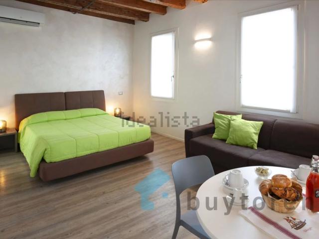 Villetta indipendente in vendita di 274 m² in Corso del Popolo, 1214