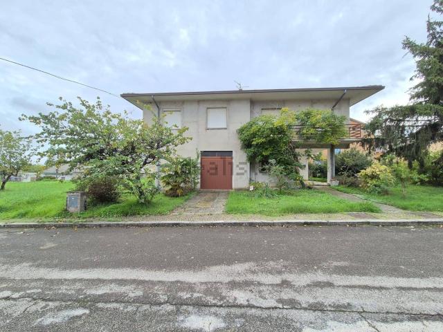 Villetta indipendente in vendita di 275 m² in Via Walter Tobagi