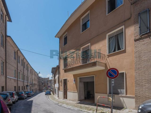 Villetta indipendente in vendita di 275 m² in Via Visconti D&apos Oleggio