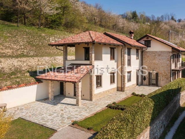 Villetta indipendente in vendita di 275 m² in Strada Langhe