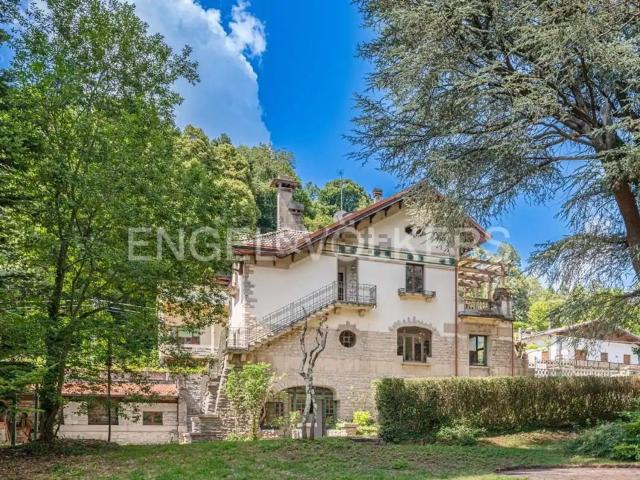 Villetta indipendente in vendita di 276 m² in Viale Guglielmo Poletti