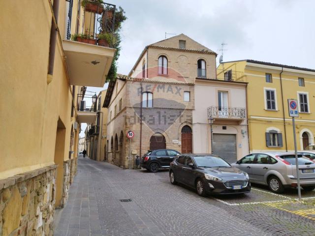 Villetta indipendente in vendita di 276 m² in Piazza de Frentani, 1