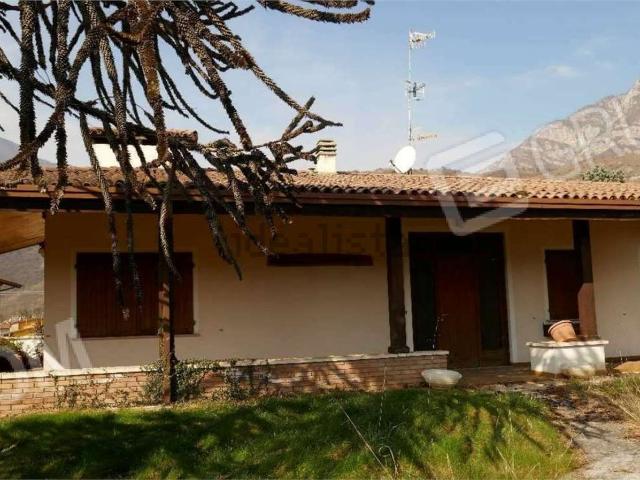 Villetta indipendente in vendita di 277 m² in Via Caduti della Resistenza, 22