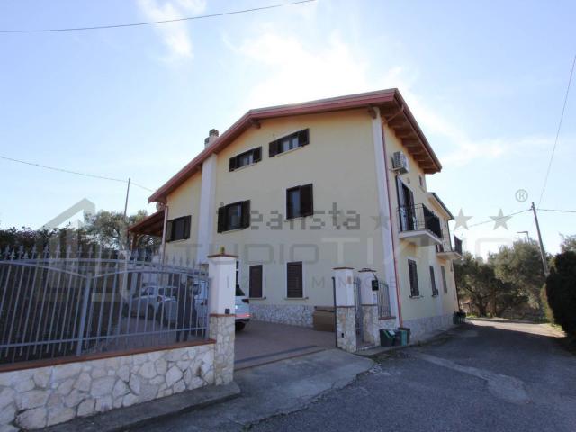 Villetta indipendente in vendita di 278 m² in Via Badessa