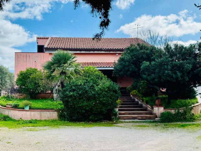 Villetta indipendente in vendita di 278 m² in Strada Vicinale Li Curuneddi