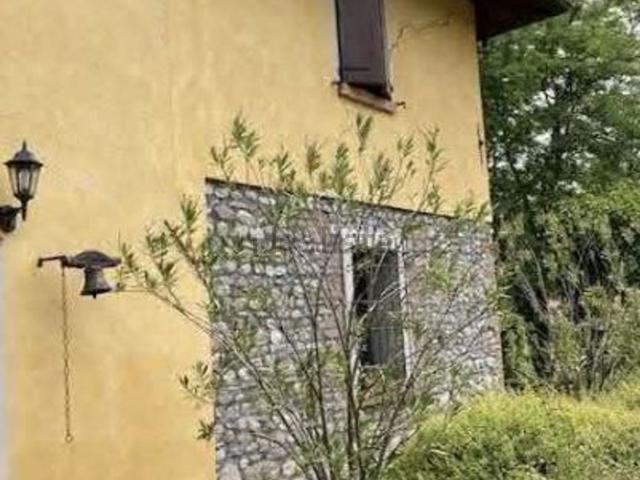 Villetta indipendente in vendita di 279 m² in Via Mombrina, 21