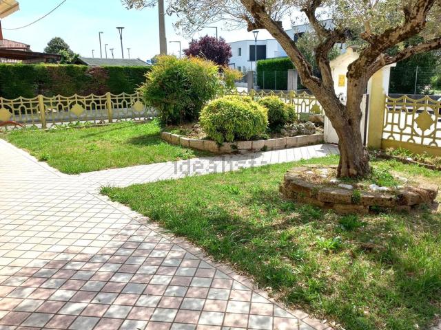 Villetta indipendente in vendita di 280 m² in Via Colombo