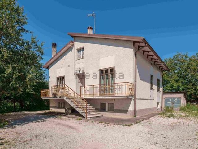Villetta indipendente in vendita di 280 m² in Via Cesanense