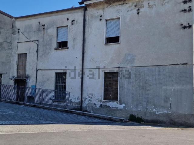 Villetta indipendente in vendita di 280 m² in Via Adua