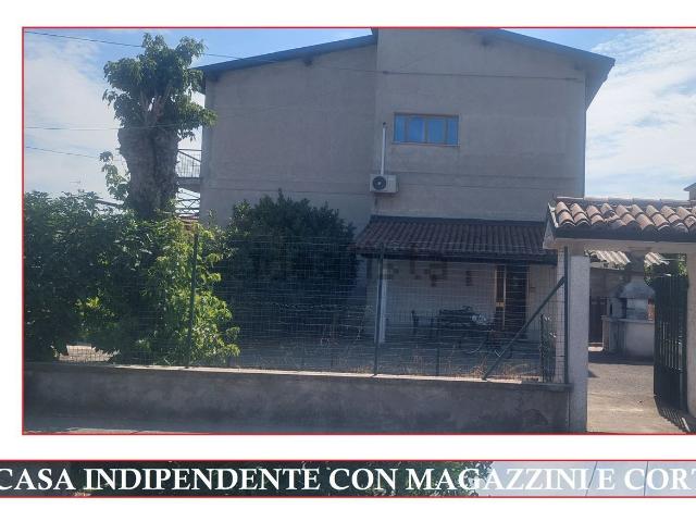Villetta indipendente in vendita di 280 m² in Via Giacomo Leopardi