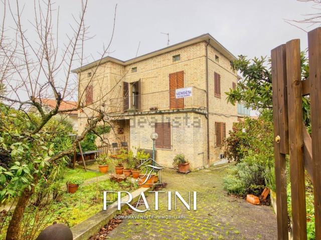 Villetta indipendente in vendita di 280 m² in Via dei Pini, 4