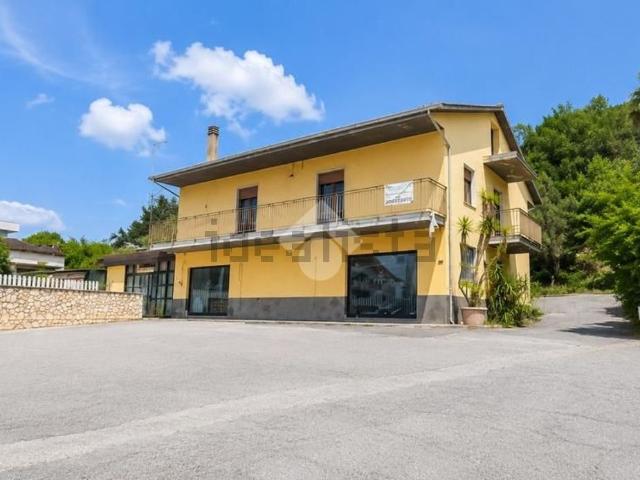 Villetta indipendente in vendita di 280 m² in Via Madre Teresa di Calcutta, 47
