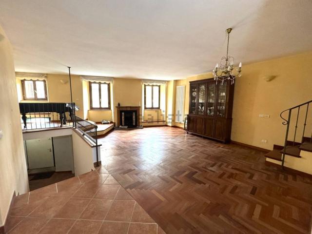 Villetta indipendente in vendita di 280 m² in Via Visconti D&apos Oleggio