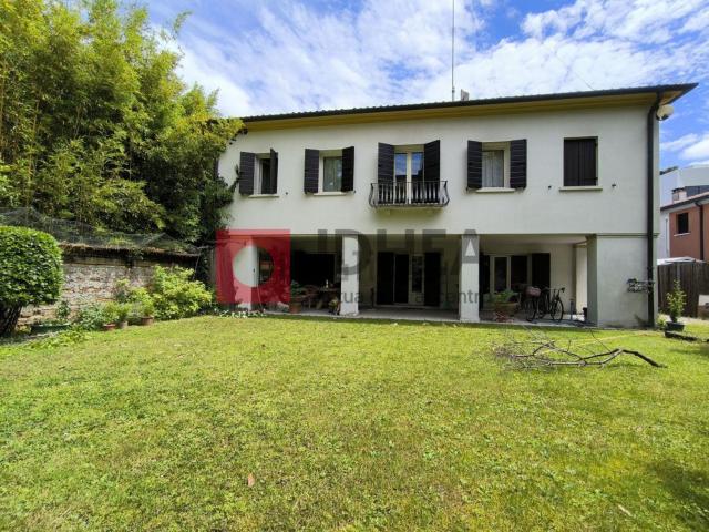Villetta indipendente in vendita di 280 m² in Viale Vittorio Veneto, 1