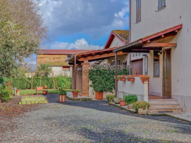 Villetta indipendente in vendita di 280 m² in Strada Squadre 4