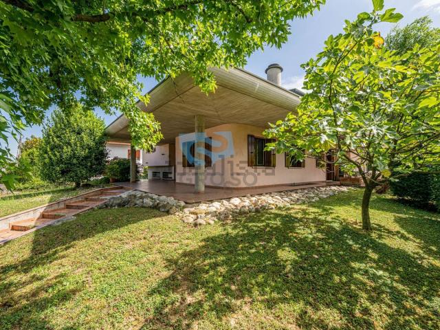 Villetta indipendente in vendita di 282 m² in Via Bergamo