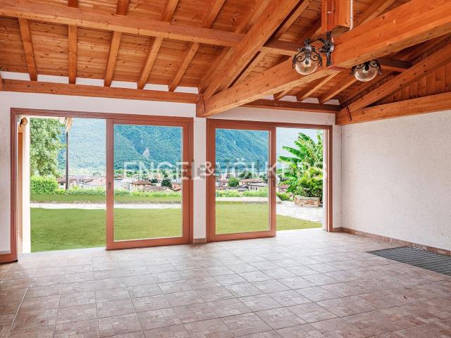 Villetta indipendente in vendita di 285 m² in Via A. Manzoni