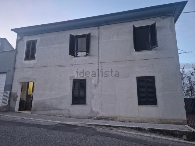 Villetta indipendente in vendita di 285 m² in Via Petrarca, 43