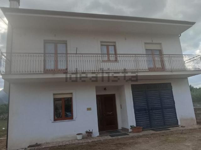 Villetta indipendente in vendita di 285 m² in Via Provinciale Teggiano Polla, 1