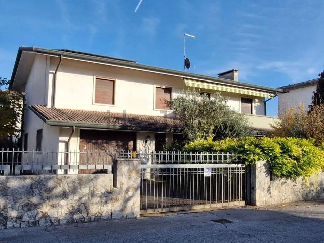 Villetta indipendente in vendita di 287 m² in Via Montello