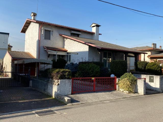Villetta indipendente in vendita di 289 m² in Via E. de Amicis, 19