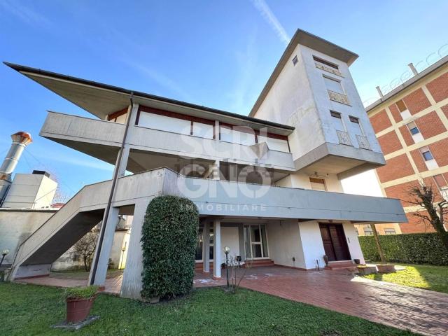 Villetta indipendente in vendita di 289 m² in Via Santa Maria Maggiore