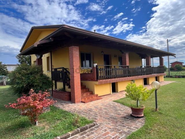Villetta indipendente in vendita di 290 m² in Via Comina