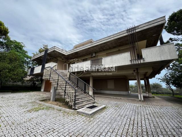Villetta indipendente in vendita di 290 m² in Via dei Frentani, 633