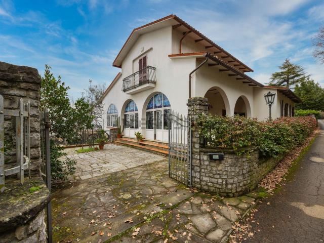 Villetta indipendente in vendita di 290 m² in Via Fratelli Rosselli, 9