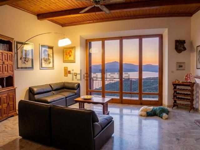Villetta indipendente in vendita di 290 m² in Via Luperini