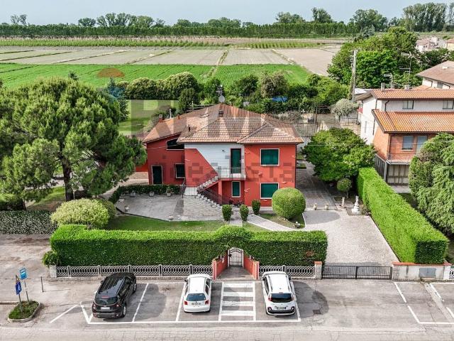 Villetta indipendente in vendita di 290 m² in Via S.Mongini, 36