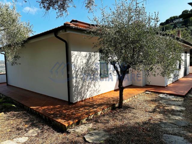 Villetta indipendente in vendita di 290 m² in Via Sant&apos Agata