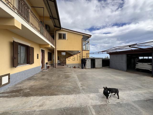 Villetta indipendente in vendita di 290 m² in Via Roccani, 61