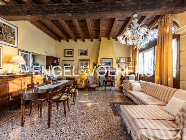 Villetta indipendente in vendita di 290 m² in Via V. Betteloni