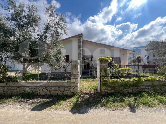 Villetta indipendente in vendita di 290 m² in Viale Degli Oleandri, 89